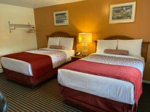 a hotel room with two beds in a room at Cozy Corner Motel in Williamstown