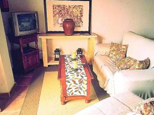 sala de estar con sofá y mesa de centro en La Quinta del Tarajal, en Garafía