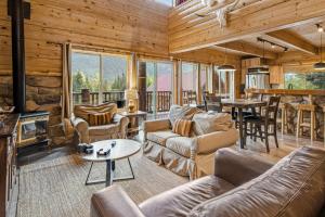 a living room with furniture and a fireplace in a cabin at Log Cabin Luxury in Snoqualmie Pass