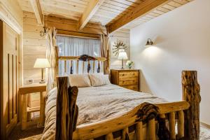 Postel nebo postele na pokoji v ubytování Log Cabin Luxury