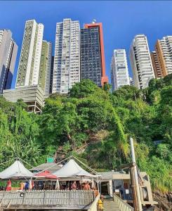 un ristorante con ombrelloni di fronte a edifici alti di Flat 308 Vista Mar a Salvador