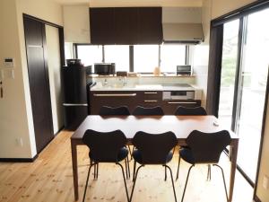 kuchnia ze stołem i krzesłami w pokoju w obiekcie camebiori - Vacation STAY 44988v w mieście Onomichi