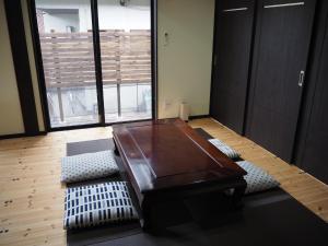 尾道市にあるcamebiori - Vacation STAY 44988vの木製テーブル、大きな窓が備わる客室です。