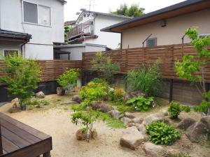 尾道市にあるcamebiori - Vacation STAY 44988vの木塀のある家の前の庭