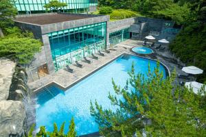 einen Blick über den Pool eines Hotels in der Unterkunft WE Hotel Jeju in Seogwipo