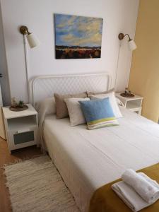 ビーゴにあるCarreraHouses Hispanidadeのベッドルーム1室(白いベッド1台、ナイトスタンド2台付)