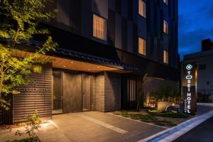 東京的住宿－Tosei Hotel Cocone Asakusa，车道建筑的外部景色