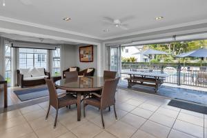 une salle à manger avec une table et des chaises dans l'établissement Russell Cottages - Russell Holiday Home, à Russell