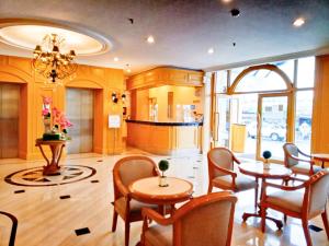 - un salon avec une table et des chaises dans l'établissement The Grand Dame Hotel, à Iloilo