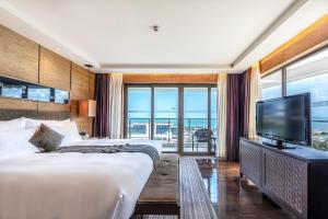 Voodi või voodid majutusasutuse Shenzhen Dameisha Kingkey Palace Hotel toas