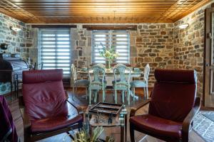 Posedenie v ubytovaní Helene Eco Luxury Villa