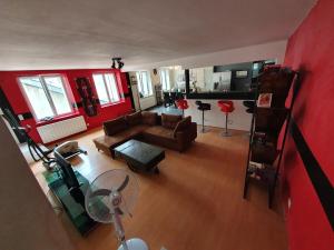 an overhead view of a living room with a couch at Appartement spacieux in Salins-les-Bains