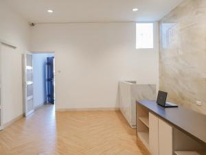 a room with a desk with a laptop on it at RedDoorz near Istana Plaza 3 in Bandung