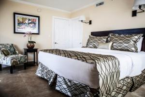 Voodi või voodid majutusasutuse The Mutiny Luxury Suites Hotel toas