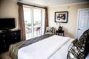 Voodi või voodid majutusasutuse The Mutiny Luxury Suites Hotel toas