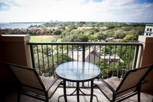 Rõdu või terrass majutusasutuses The Mutiny Luxury Suites Hotel