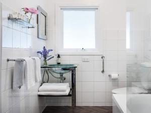 
A bathroom at Lake Daylesford Apartment 6
