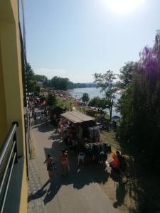 uma vista para um mercado com uma multidão de pessoas em Venezia Apartman em Veliko Gradište