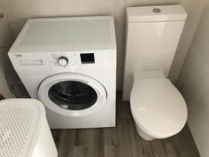 a washing machine and a toilet in a bathroom at Villa Maria in Šilo