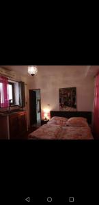 Un dormitorio con una cama grande y una lámpara de araña. en El Beaterio, en Tarifa