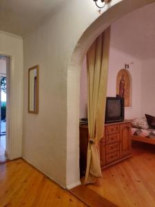 an archway in a living room with a television at Apartmani Neven in Irig