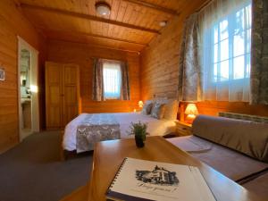 ein Schlafzimmer mit einem Bett und einem Sofa in einem Zimmer in der Unterkunft Alpin Borovets, Алпин Боровец in Borowez