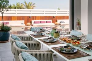 comedor con mesa y sillas en Chris Le Mare Gold Luxury Villa, en Protaras