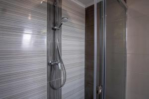 prysznic ze szklanymi drzwiami w łazience w obiekcie MyFlat Premium Resort w Siófoku +37 zdjęć