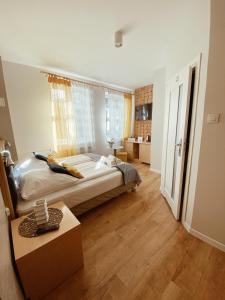 1 dormitorio con 1 cama y 1 mesa en una habitación en Dworek Zakopane, en Zakopane