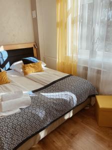 Łóżko lub łóżka w pokoju w obiekcie Dworek Zakopane