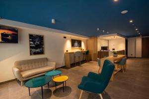 - une salle d'attente avec un canapé, des tables et des chaises dans l'établissement Alameda Rooms Santiago, à Saint-Jacques-de-Compostelle 33 autres photos