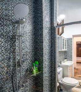 Ένα μπάνιο στο Unique Old Town Home 2min to Beach and Harbour Private Entrance