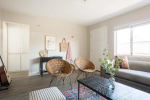 Seashore V - Sleek La Jolla Flat 5mins from the Beach!