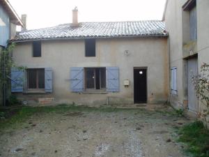 una vista exterior de una casa con puerta en Domaine La Baronne, en Buzet-sur-Tarn