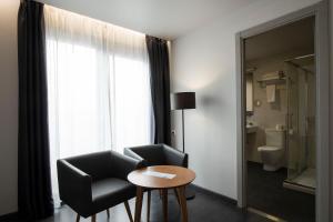 Habitación con 2 sillas, mesa y ventana en Hotel Lux Santiago, en Santiago de Compostela 37 fotos más