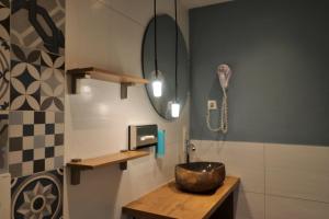 a bathroom with a bowl sink and a mirror at Hotel Zur Post in Klotten
