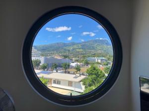帕皮提Standing Residence Tevai的享有城市美景的圆形窗户