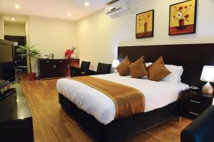 Uma cama ou camas num quarto em Timor Plaza Hotel & Apartments