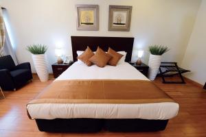 Uma cama ou camas num quarto em Timor Plaza Hotel & Apartments