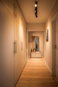 un corridoio di una camera con pavimenti e armadi in legno di Irene Central - Cozy house- 2 rooms a Bucarest