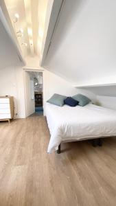 Giường trong phòng chung tại T2 Confort Sillon St Malo