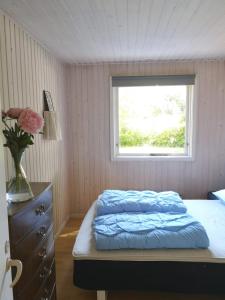 1 dormitorio con cama y ventana en Kulhuse Hus, en Jægerspris