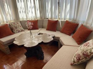 una sala de estar con un sofá y una mesa en Cortijo rural Archidona, en Archidona