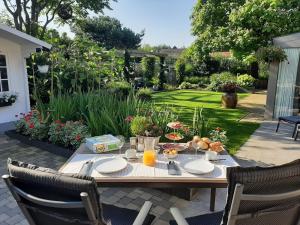 stół z jedzeniem w ogrodzie w obiekcie B&B Cosiness w mieście Balen