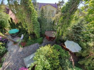 una vista aérea de un jardín con flores y árboles en Ośrodek Varia, en Mielno