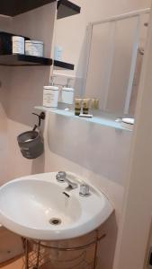 un bagno con un lavandino bianco e uno specchio di Ca de Ma a Savona