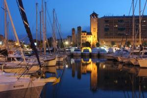 un gruppo di barche attraccate in un porto turistico di notte di Ca de Ma a Savona Altre 5 foto