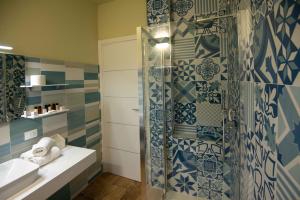 A bathroom at Sirmio Apartments - Narnia Stay Még 37 kép