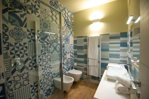 A bathroom at Sirmio Apartments - Narnia Stay