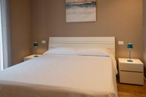 A bed or beds in a room at Sirmio Apartments - Narnia Stay